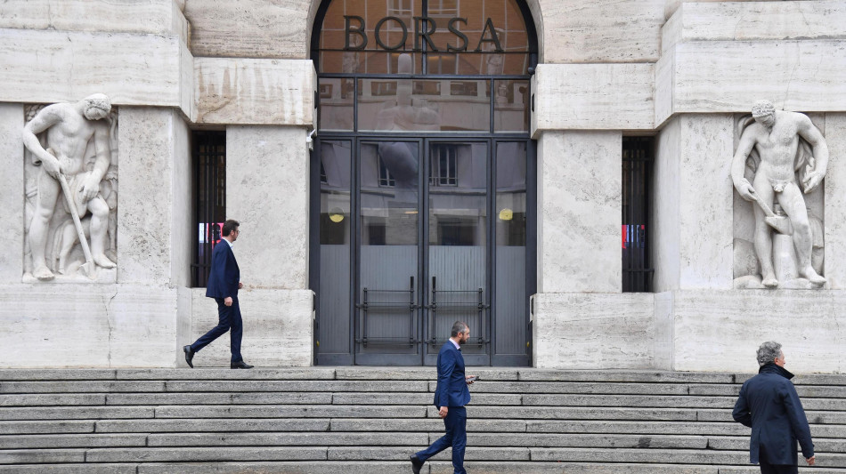 Borsa: Milano apre piatta poi sale (+0,3%), bene Stellantis
