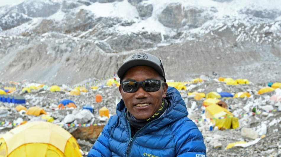 Un monta&ntilde;ista nepal&iacute; bate el r&eacute;cord con su 28&ordf; ascensi&oacute;n al Everest