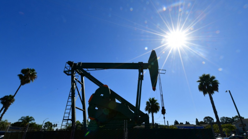 European stocks rise as oil tumbles, while tech worries weigh on New York