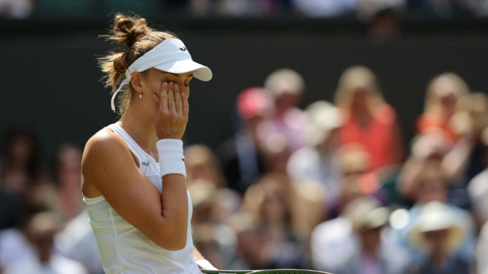 Bia Haddad sente dores nas costas e abandona partida contra Rybakina em Wimbledon