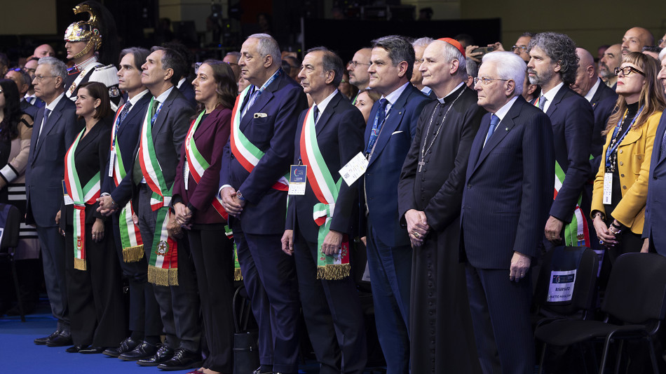 Mattarella, non possiamo trascurare le nuove povertà