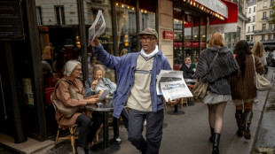 Letzter Zeitungsausrufer von Paris mit Verdienstorden geehrt