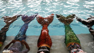 Una escuela en Sudáfrica enseña a nadar como las sirenas