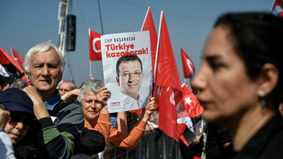 París declara ciudadano de honor al alcalde detenido de Estambul