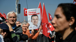 París declara ciudadano de honor al alcalde detenido de Estambul