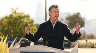 El gobernador de California propone reducir los beneficios médicos para indocumentados por el déficit presupuestario