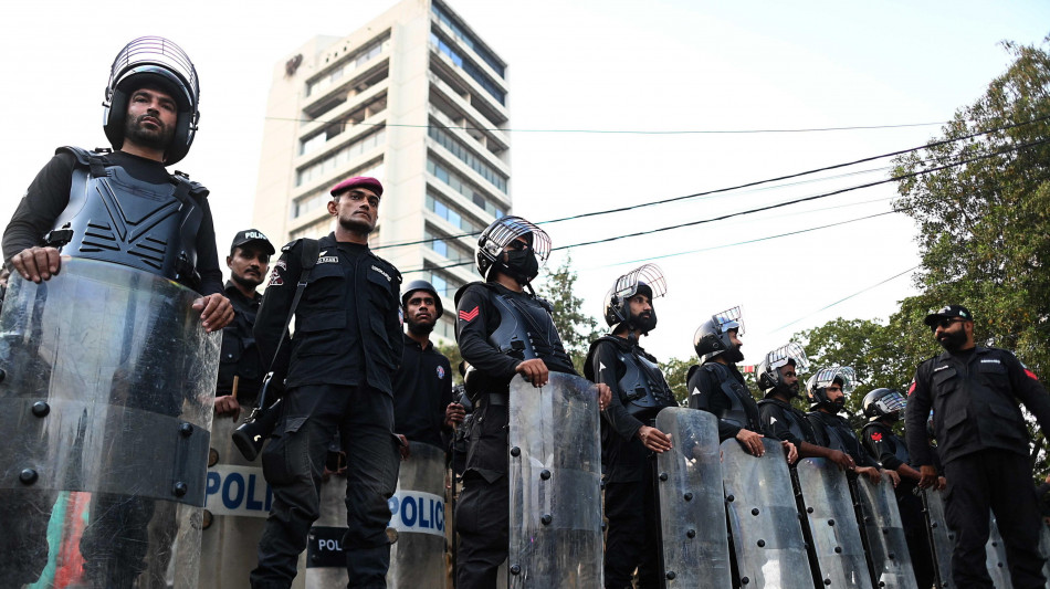 Pakistan, attacco e attentato suicida a comando polizia Peshawar