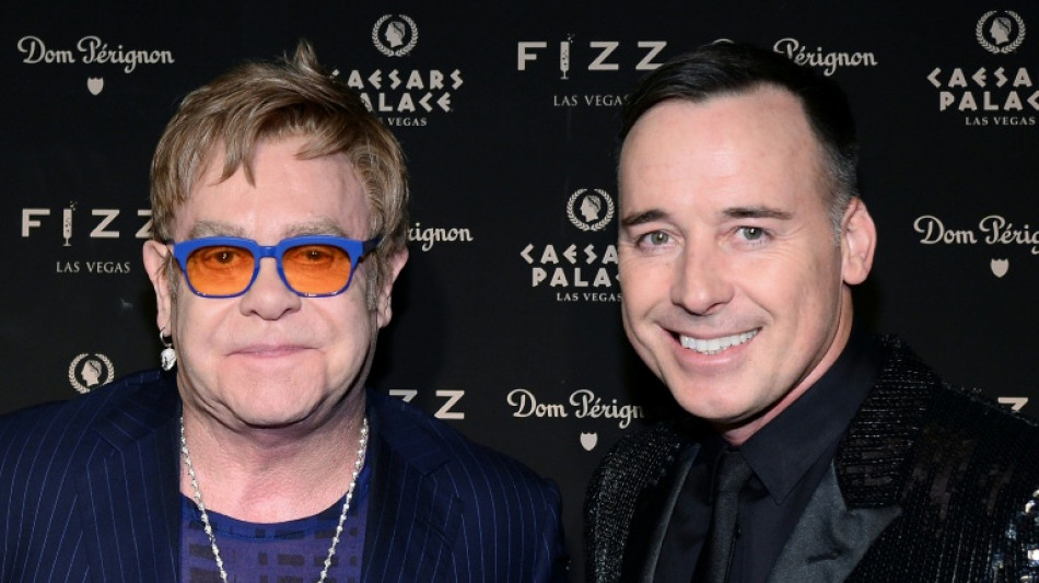 Elton John denuncia invas&atilde;o 'abomin&aacute;vel' do Daily Mail a sua vida privada
