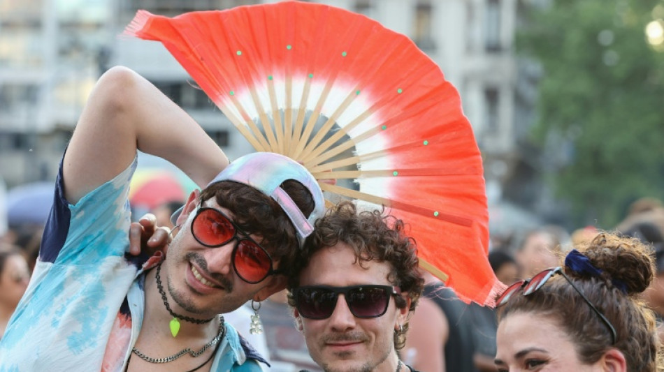 Miles marchan en Argentina por el orgullo LGBTQ y contra las políticas de Milei